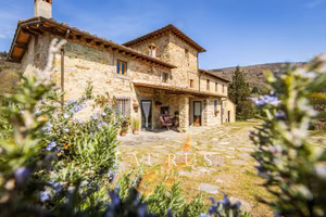 Rustico / Casale di 456 m² con più di 5 locali a P