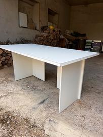 TAVOLO RESISTENTE