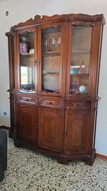 Credenza Classica in Legno con Vetrina 