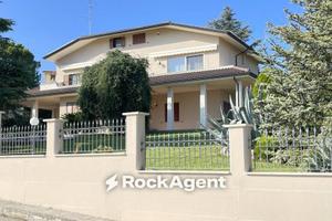 Villa di 755 m² con più di 5 locali e box auto dop