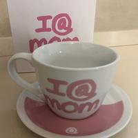 Tazza rosa e bianca con piattino