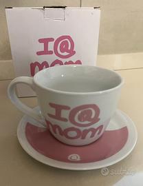 Tazza rosa e bianca con piattino