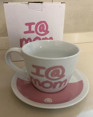 Tazza rosa e bianca con piattino