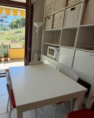 Tavolo allungabile sedie e libreria