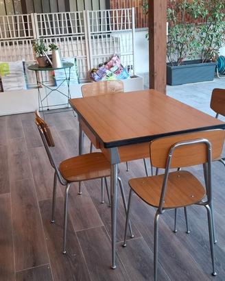 tavolo con sei sedie stile vintage industriale