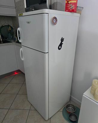 Frigorifero doppia porta con freezer 