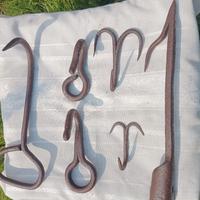 Antichi ganci in ferro battuto 