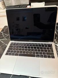 Macbook Air  13, 2018 , 260  euro trattabili.