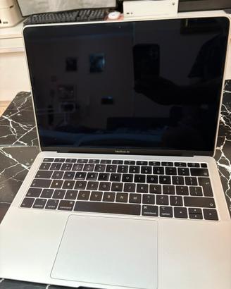 Macbook Air  13, 2018 , 260  euro trattabili.