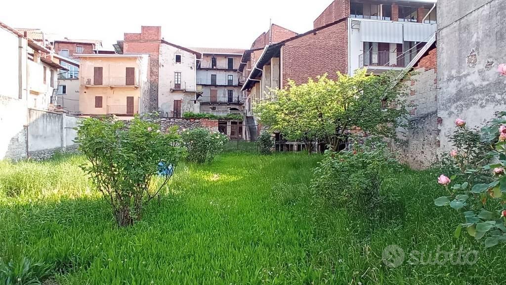 Rustico / Casale di 1000 m² con più di 5 locali a - Vista 2