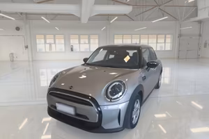 MINI COOPER ESSENTIAL AUTO 5 PORTE BERLINA