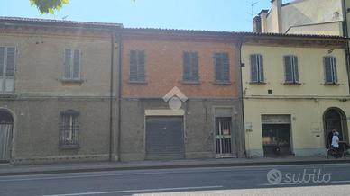 CASA SEMINDIPENDENTE A RUSSI