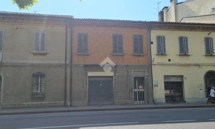 CASA SEMINDIPENDENTE A RUSSI