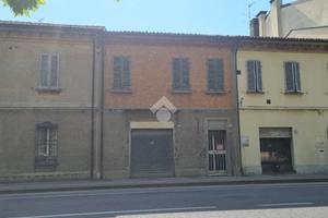 CASA SEMINDIPENDENTE A RUSSI