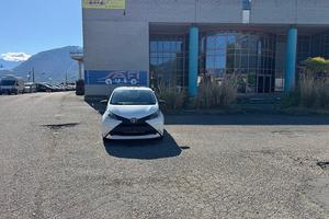 Toyota Aygo 1.0 VVT-i 69 CV 5 porte x-clusiv Black