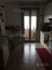 Cucina  componibile bianca con dettagli gialli