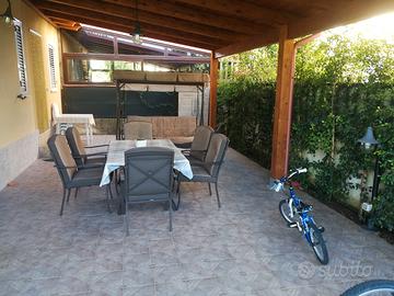 Trilocale con ampia veranda e giardino