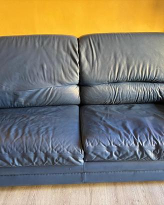Divano blu in ecopelle