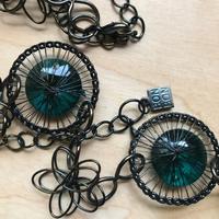 Collana lunga bronzo e elementi color smeraldo