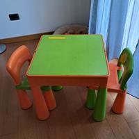 Tavolino con contenitore e due sedie