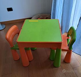 Tavolino con contenitore e due sedie