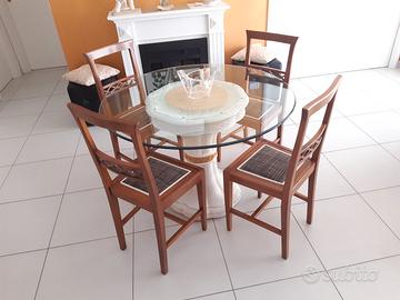 Tavolo in vetro con sedie in legno