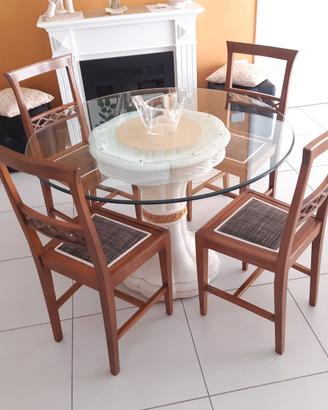 Tavolo in vetro con sedie in legno