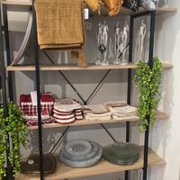 Scaffale elegante e alla moda per case e negozi