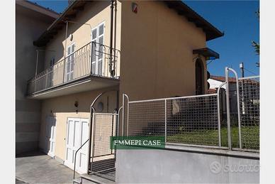 CASA SEMINDIPENDENTE con piccolo GIARDINO e GARAGE