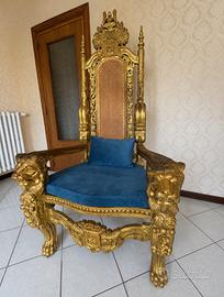 Trono in legno dorato con leoni e stemma