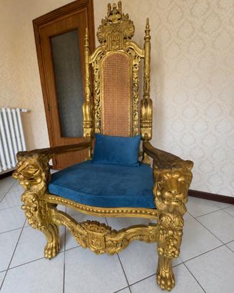 Trono in legno dorato con leoni e stemma