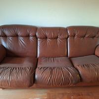 Divano 3 posti in pelle marrone con due poltrone