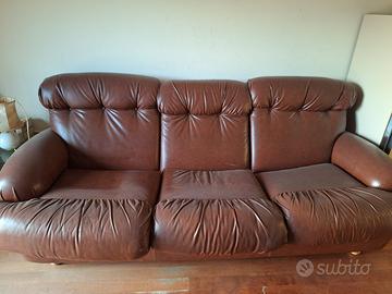 Divano 3 posti in pelle marrone con due poltrone