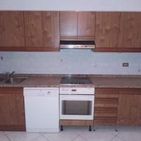Cucina in legno e top in marmo