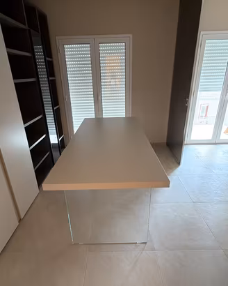 Scrivania LAGO AIR desk, colore top Mandorla.