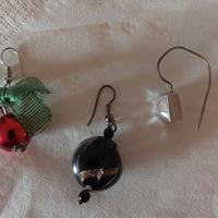 Tre orecchini singoli alla moda