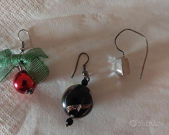 Tre orecchini singoli alla moda