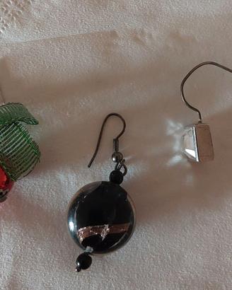 Tre orecchini singoli alla moda