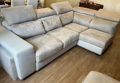 Divano angolare con letto estraibile e pouf grande