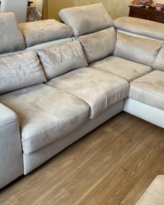 Divano angolare con letto estraibile e pouf grande