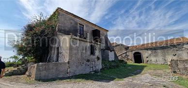 Antico casale con 15.000mq di terreno Calatabiano