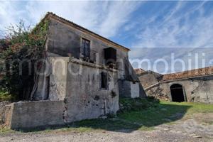 Antico casale con 15.000mq di terreno Calatabiano