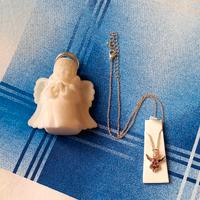 Collana con ciondolo angioletto e pietre rosa