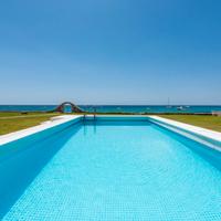 Villa con piscina riscaldata, sul mare