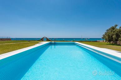 Villa con piscina riscaldata, sul mare