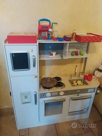 Cucina giocattolo in legno