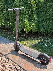 Monopattino elettrico Ninebot KickScooter E25A