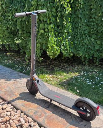 Monopattino elettrico Ninebot KickScooter E25A