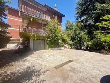 Villa Bifamiliare con Terreno in Via Pennini