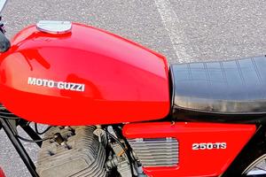 Serbatoio e fianchetti moto Guzzi TS